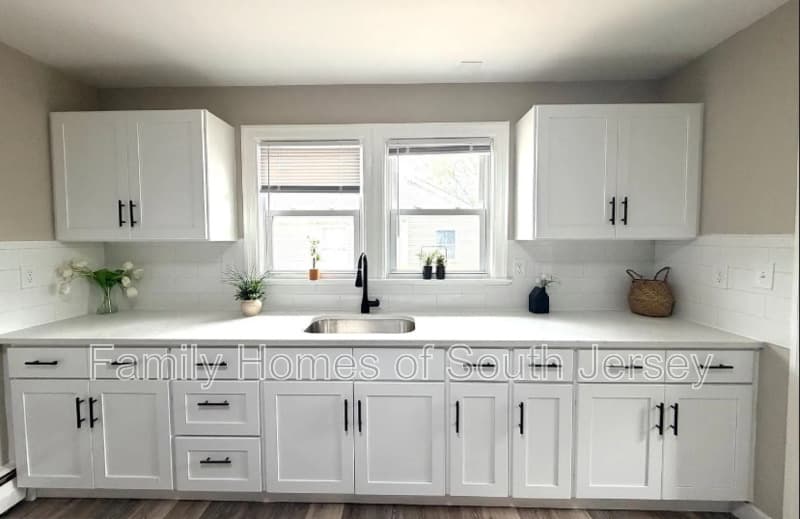 Salem House: 47 S 3rd St