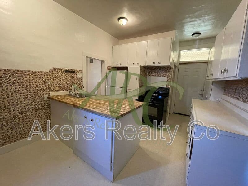Pueblo House: 501 Van Buren St