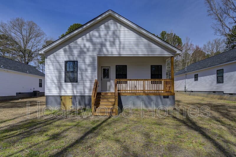 Columbia House: 32 Roberson St
