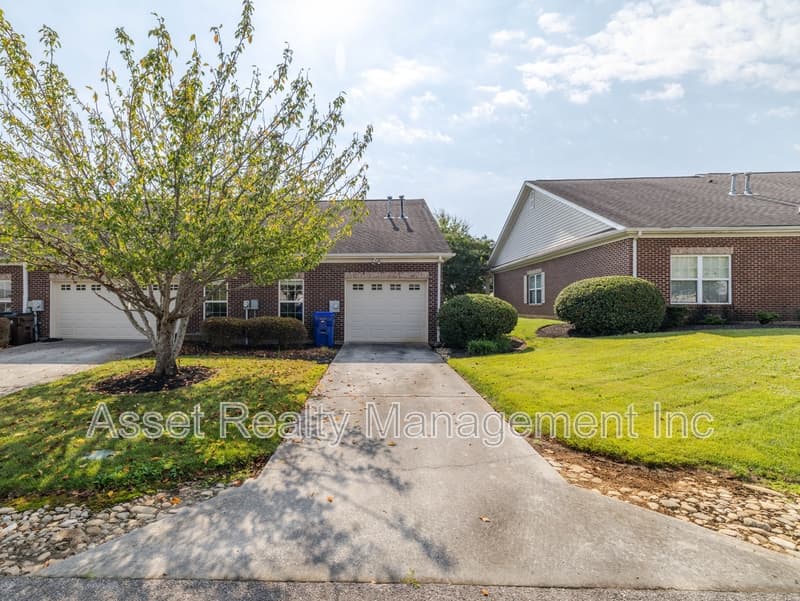 Oak Ridge House: 121 Hatleyberry St