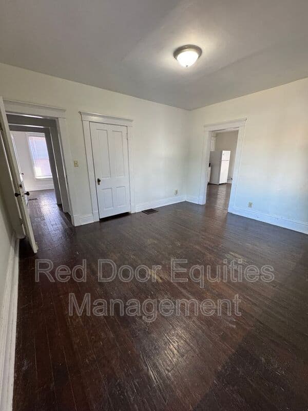 Lancaster House: 136 W Walnut St