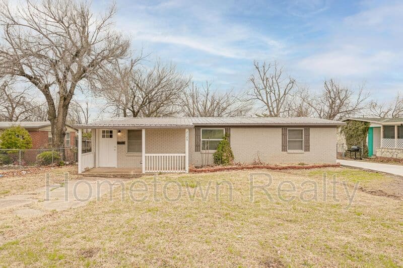 Del City House: 2124 S Sunnylane Road