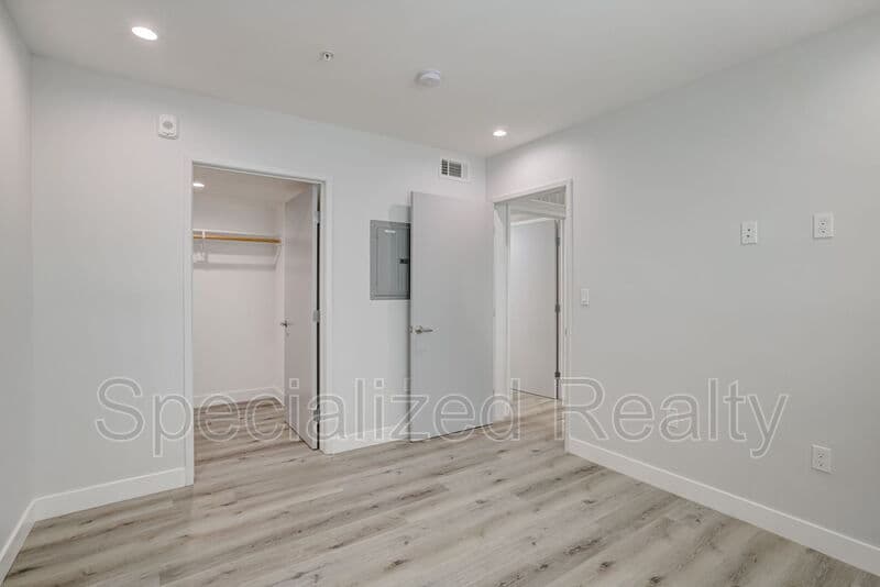 Los Angeles Condo: 5068 Romaine Street