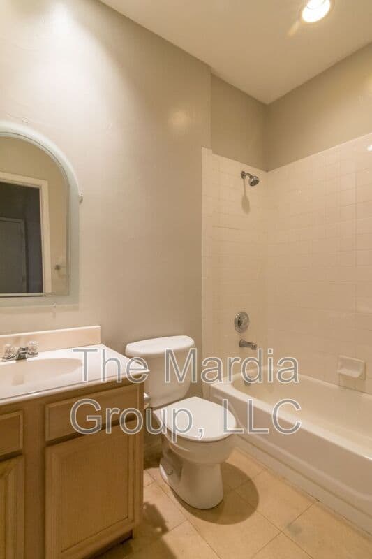 Garland House: 3904 Brandon Park Dr