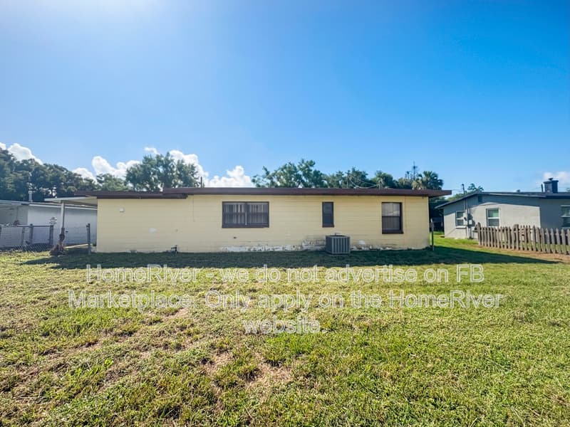 Leesburg House: 1316 Dora Dr