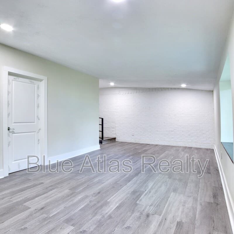 Rowlett House: 5708 Flamingo Court