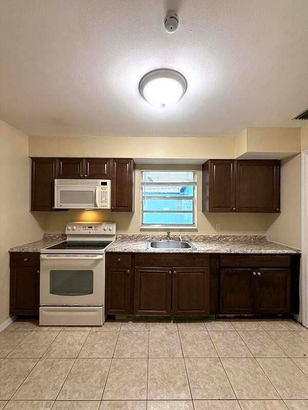 Fort Myers House: 2985 Saint Charles Street