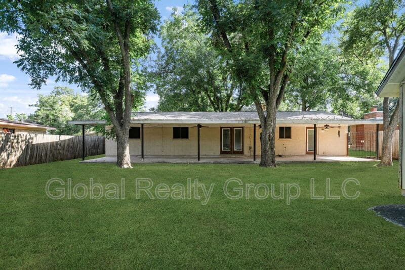 New Braunfels House: 138 Bobolink Dr