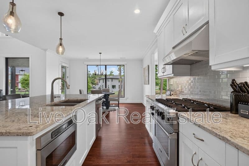 Virginia Beach House: 1316 Lambeth Lane