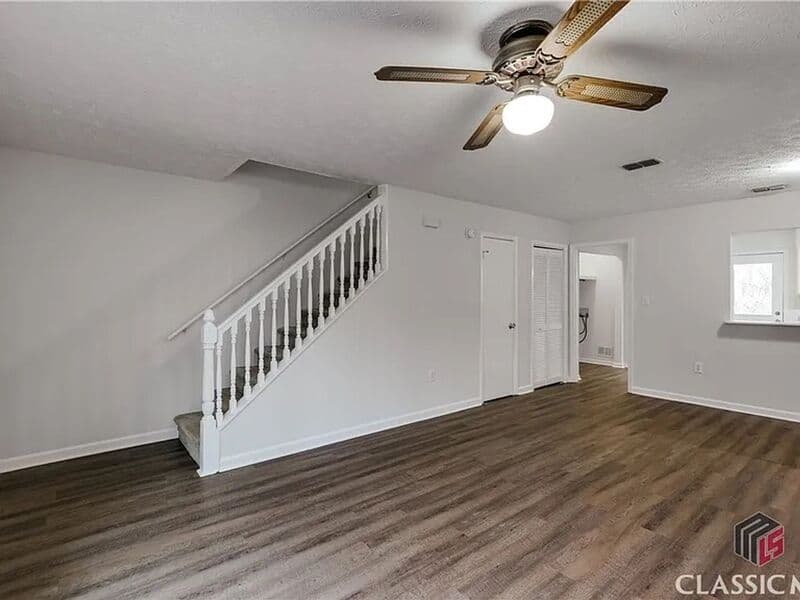 Athens House: 209 Highland Park Dr