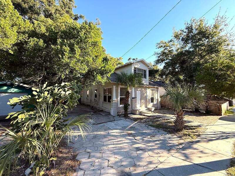 St. Petersburg House: 975 13th Avenue South