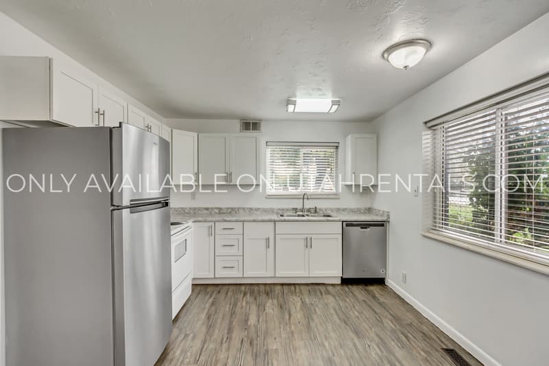 Farmington House: 398 W State St