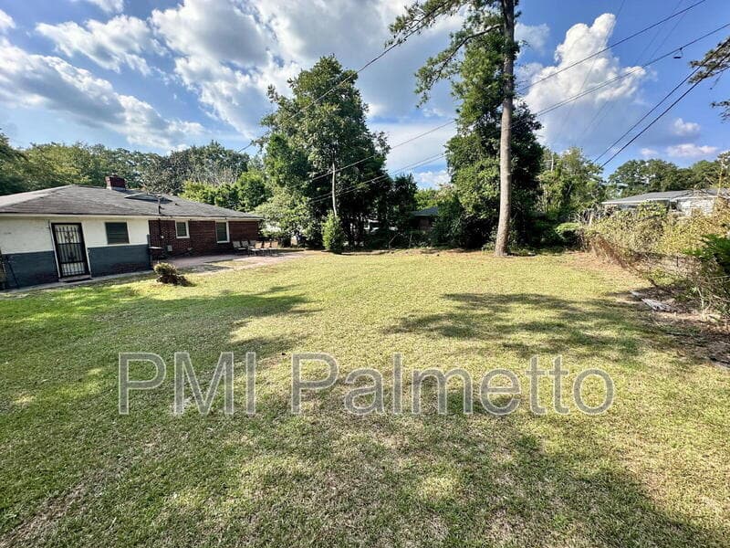 Columbia House: 3727 Maybank St