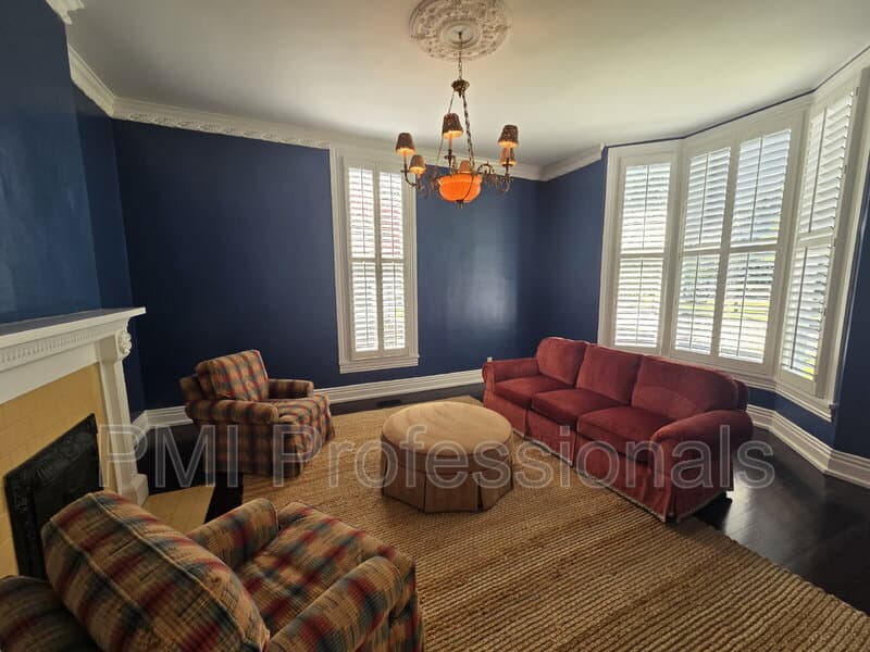 Murfreesboro House: 401 E Main St