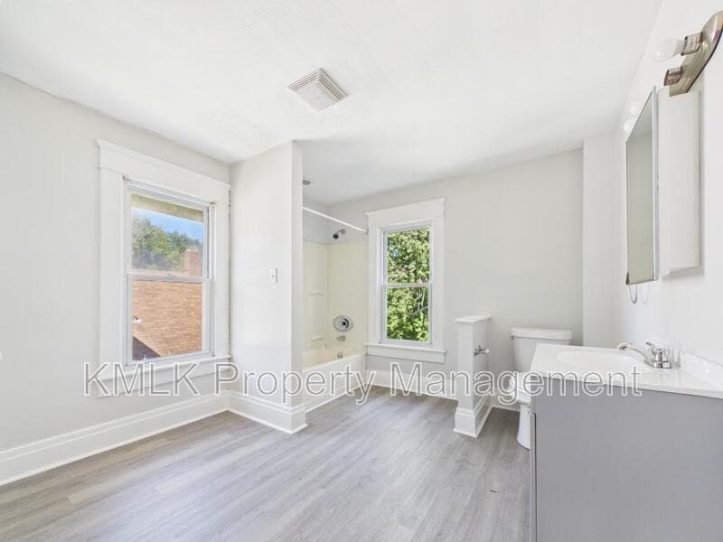 Akron House: 701 Kling St