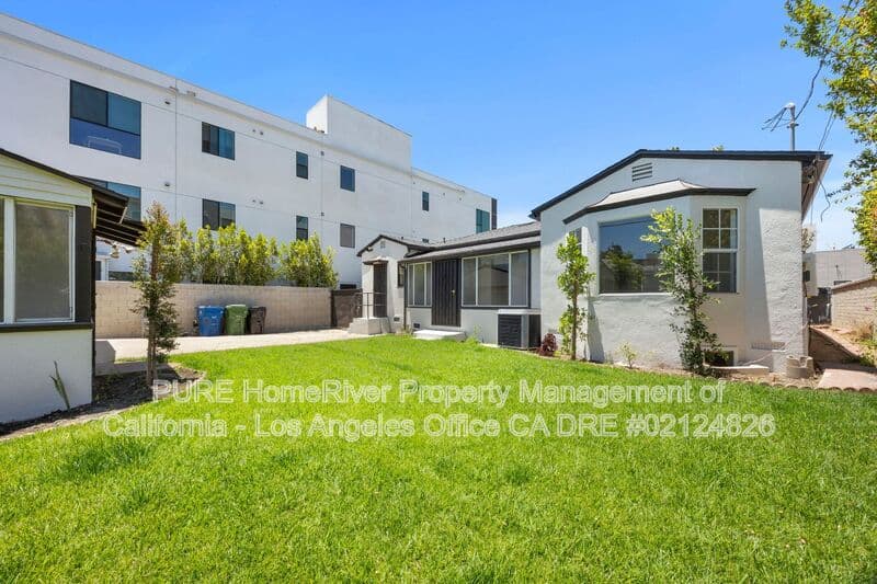 Los Angeles House: 1534 Hayworth Ave