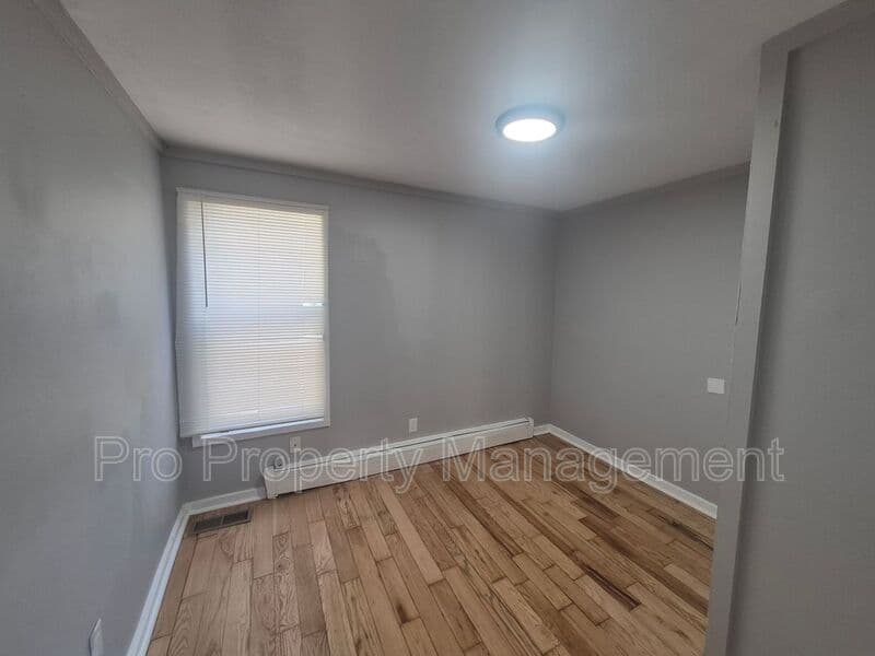 New Haven House: 35 SALTONSTALL AVE