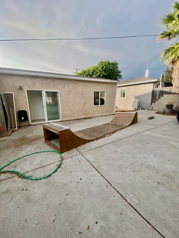 San Diego House: 5017 College Ave