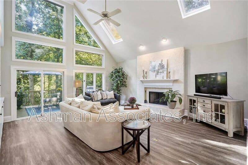 Atlanta House: 930 Manchester Place