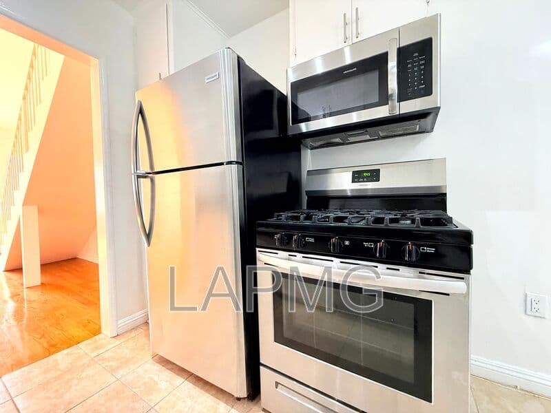 Los Angeles House: 6200-6206 Fountain Avenue