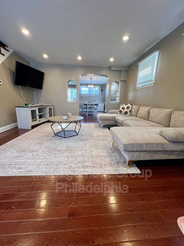 Lansdowne House: 317 Barker Ave
