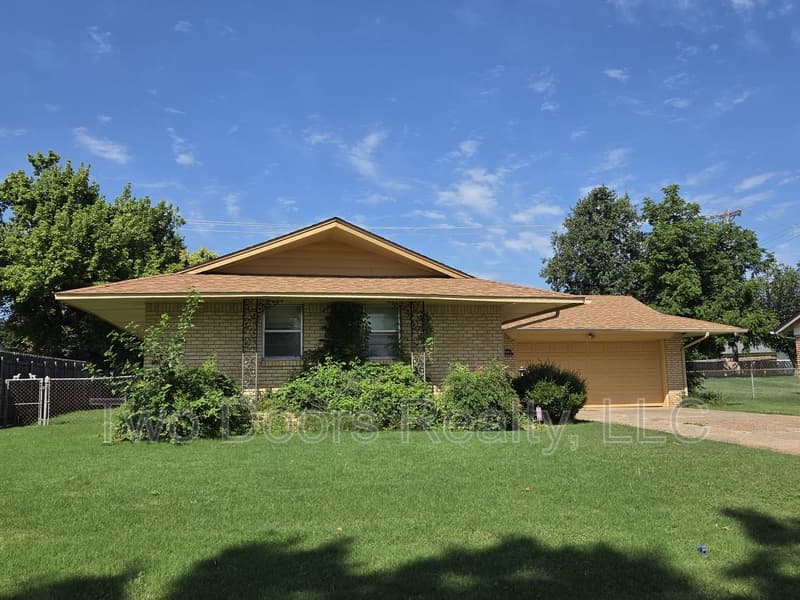 Midwest City House: 3225 N. Ridgewood Dr.