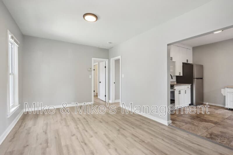 Milwaukee Condo: 506 E Linus St Uppr REAR