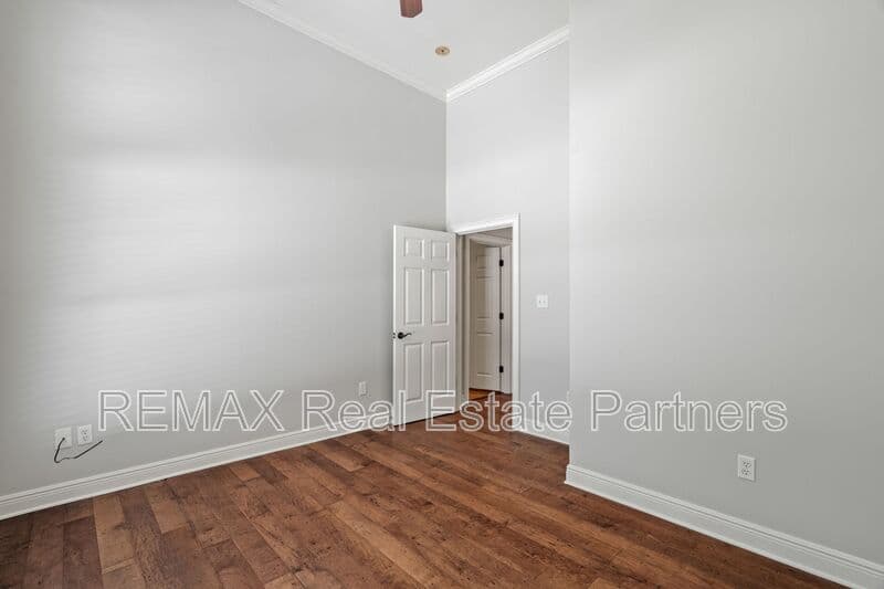Sumrall House: 107 Raybourn Rd