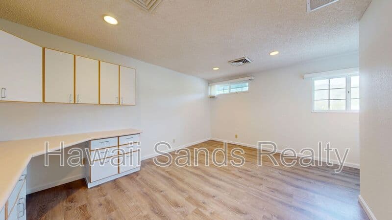 Honolulu House: 7452 Makaa Street