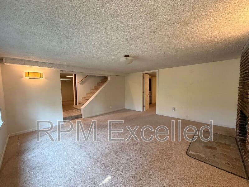 Kent House: 24625 148th Ave SE
