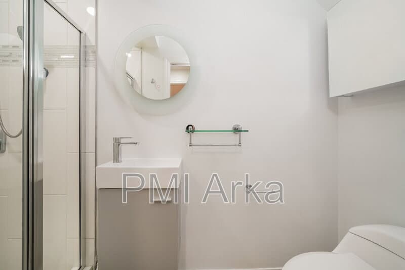 Kirkland House: 11818 NE 105th Ct