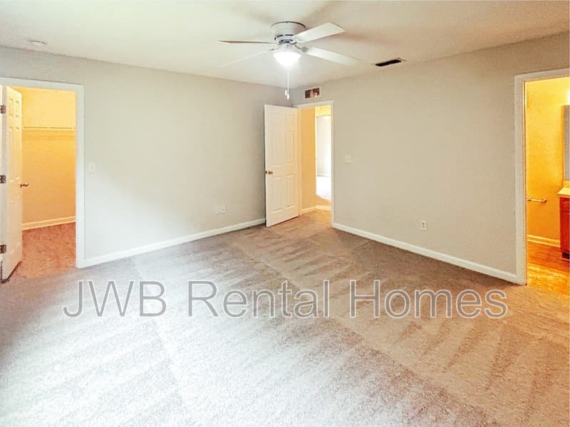 Jacksonville House: 8424 India Ave