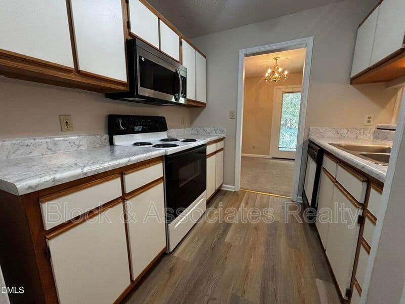 Fayetteville House: 259-7 Waterdown Drive
