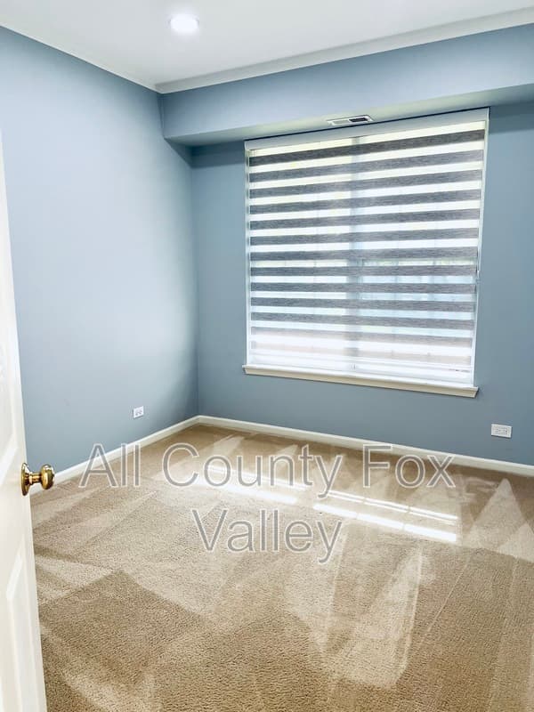 Algonquin Townhome: 300 Emerald Lane