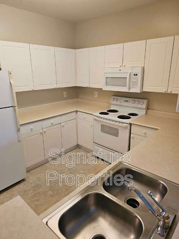 Alexandria Condo: 4551 Strutfield Ln