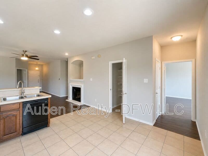 Fort Worth House: 10973 Hawks Landing Road