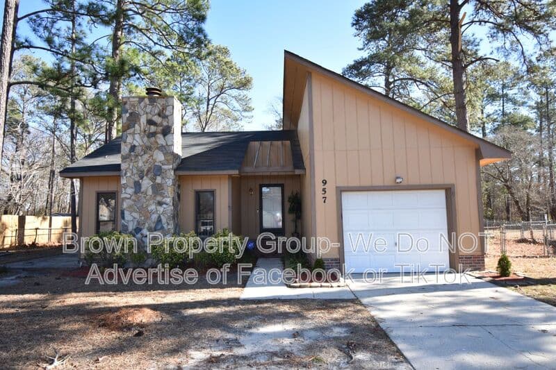 Fayetteville House: 957 Kennesaw Dr