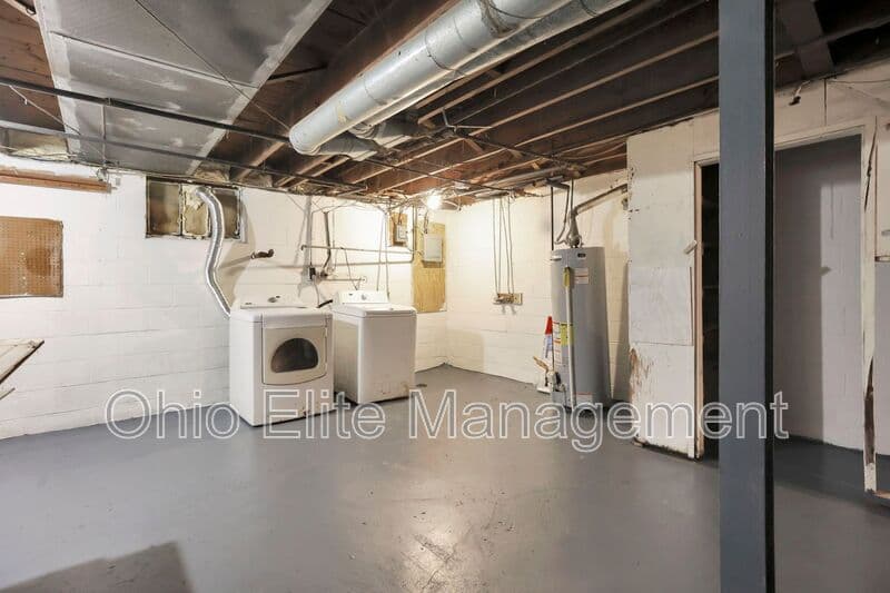 Columbus House: 53 S Burgess Ave