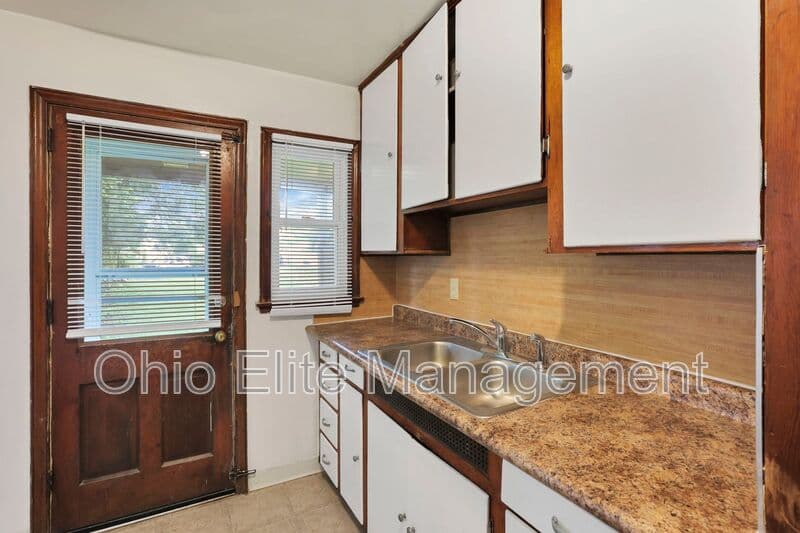 Columbus House: 53 S Burgess Ave
