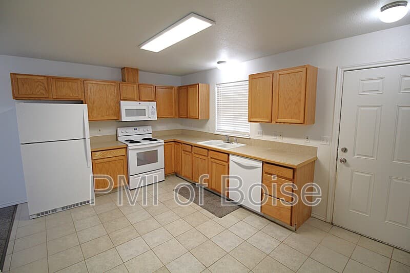 Nampa Townhome: 1059 E Iowa Ave