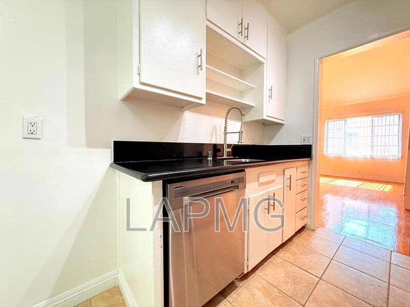 Los Angeles House: 6200-6206 Fountain Avenue
