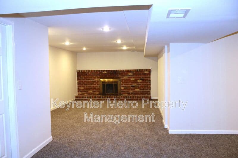 Clinton House: 5245 West Boniwood Turn