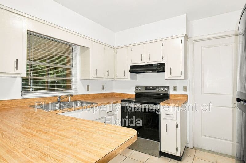 Ocala House: 5714 SE 4th Street