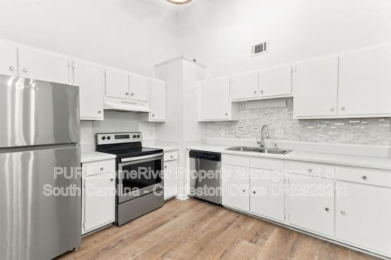 Summerville House: 108 Eaton Way