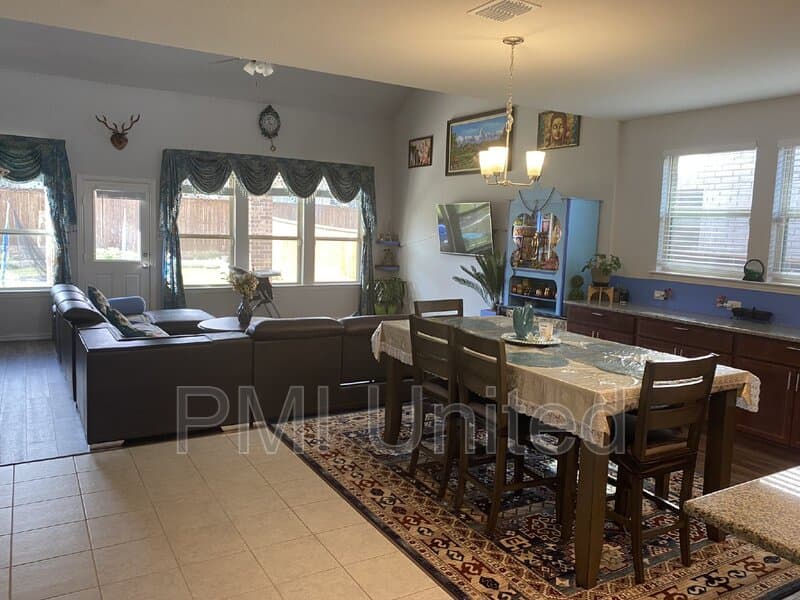 Fort Worth House: 429 Halwin Drive