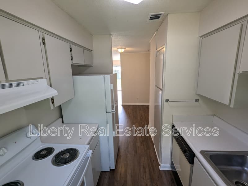 Hinesville Condo: 979 Live Oak Dr