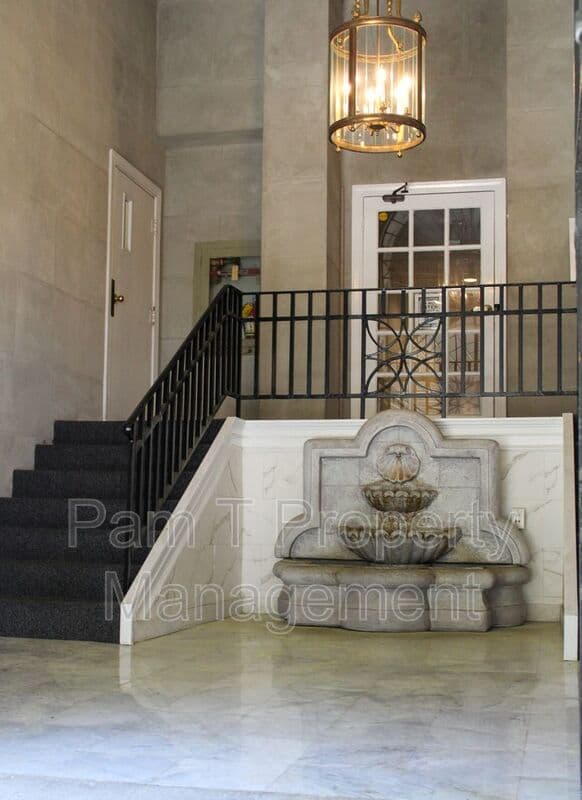 Savannah Condo: 321 Abercorn St.