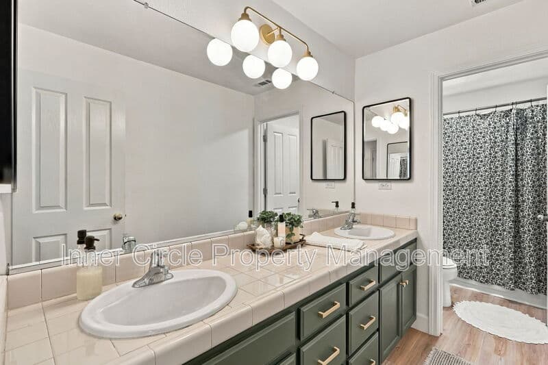 Brentwood House: 374 Olive Street