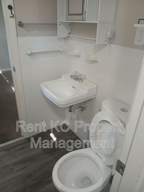 Kansas City House: 5323 NW Edgewood Circle