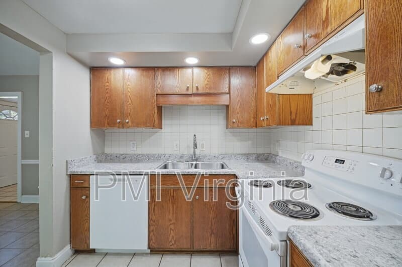 Virginia Beach Townhome: 835 N Buckingham Ct